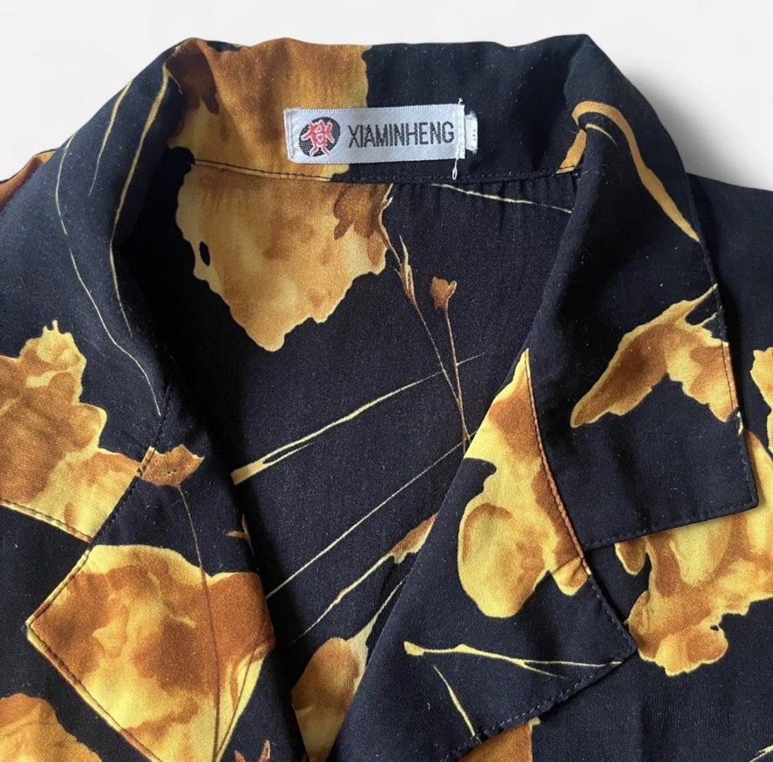 Camicette: Schwarze Bluse mit Gelb-Gold Print – Usato da Zürich venduto da Ivadodo 1