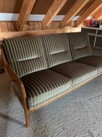 Gemütliches 3-Sitzer Sofa mit Holzgestell, Retro-Stil