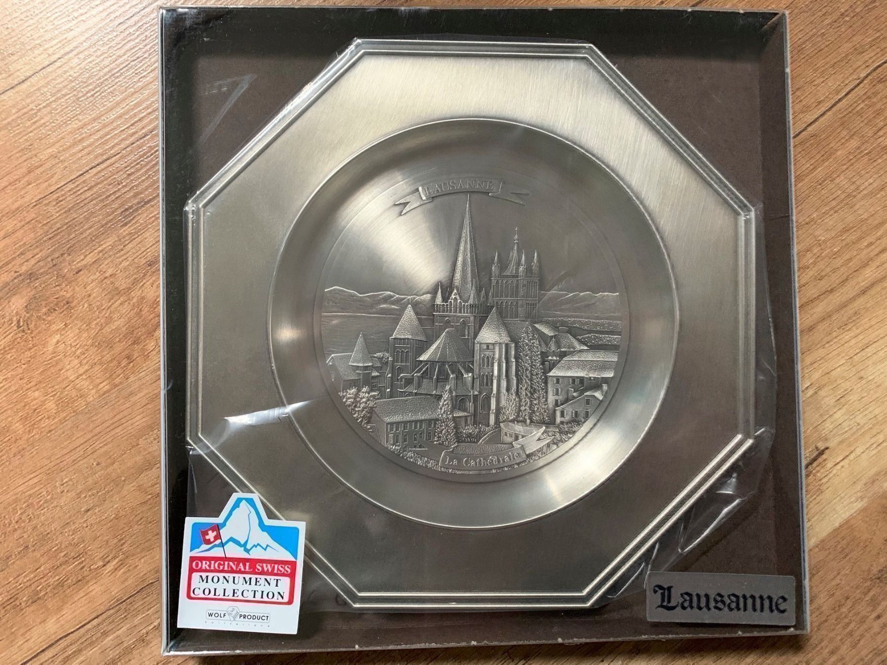 Piatti: Assiette murale en étain de Lausanne – Nuovo e nell'imballaggio originale da Chavornay venduto da Petit_Biberli