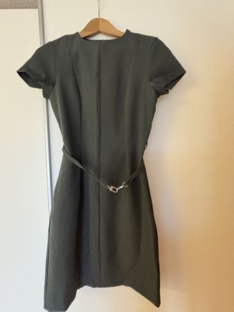 Cocktailkleid Militärgrün mit Gürtel - sehr guter Zustand