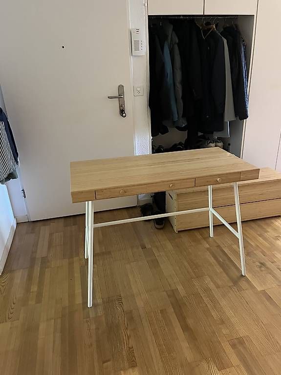 Ikea Scrivanie: IKEA Bürotisch klein aus Bambus – Usato da Bern venduto da ann_r8n2