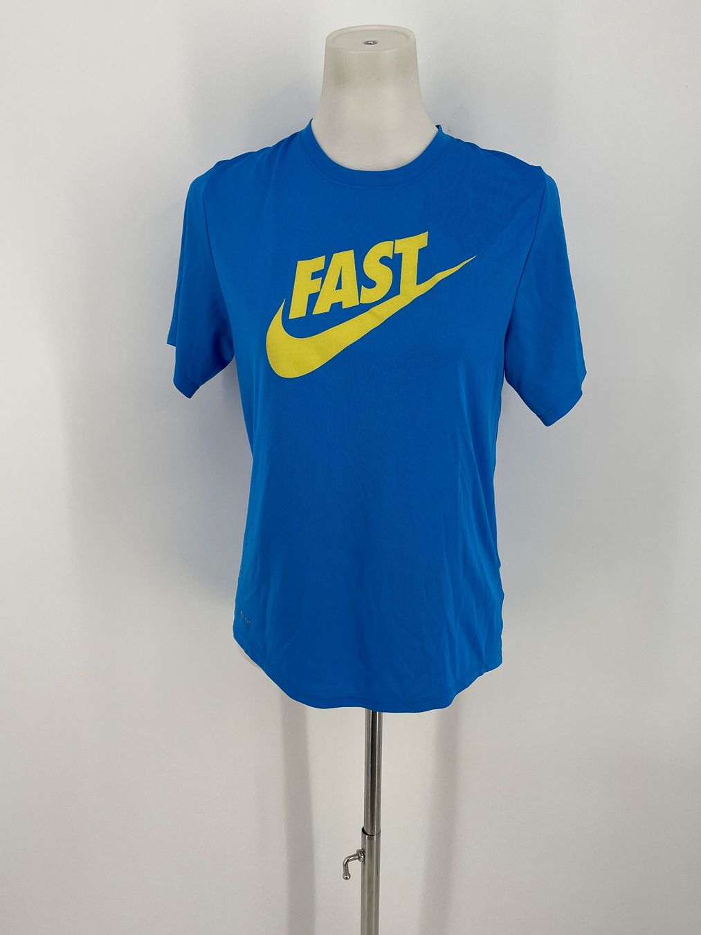 Nike T-shirts: Nike Dri-FIT FAST Shirt Gr. S – D'occasion à Auenstein par moin.