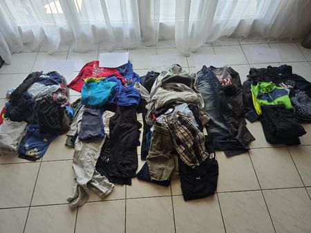 Kiste voll mit Kinderkleider Grösse 122-164