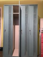 2 armoires vestiaires, (8 casiers) avec clés.