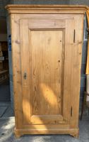 Tanniger Biedermeier Schrank in schönem Zustand