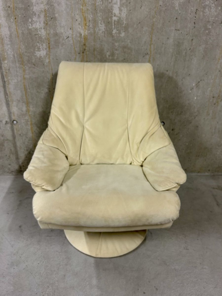 Sessel: Bequemer Wildleder Sessel mit Hocker, von a.r.s,Relax Sessel – Gebraucht aus Rickenbach ZH von Der-Insider 5