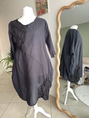 Extravagantes Kleid aus schwarzer Baumwolle