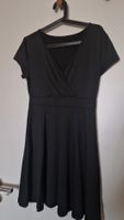 schwarzes Kleid