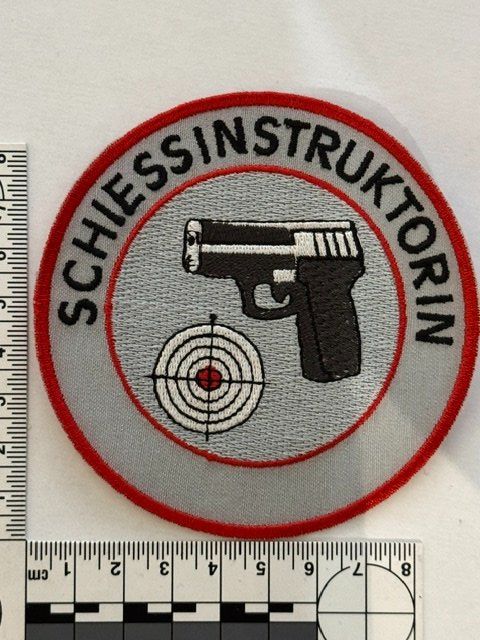 Placchette & Badge: 1 Polizei Abzeichen Schiessinstruktorin, KAPO BL – Nuovo (secondo la descrizione) da Zürich venduto da Policepatch