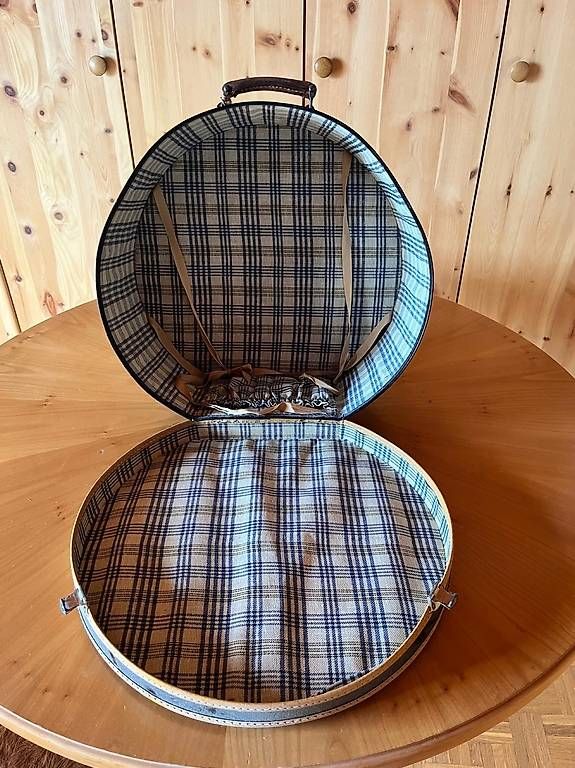 Copricapi, berretti & cappellini: Carton à chapeau – Usato da Sorens venduto da Janel02 1