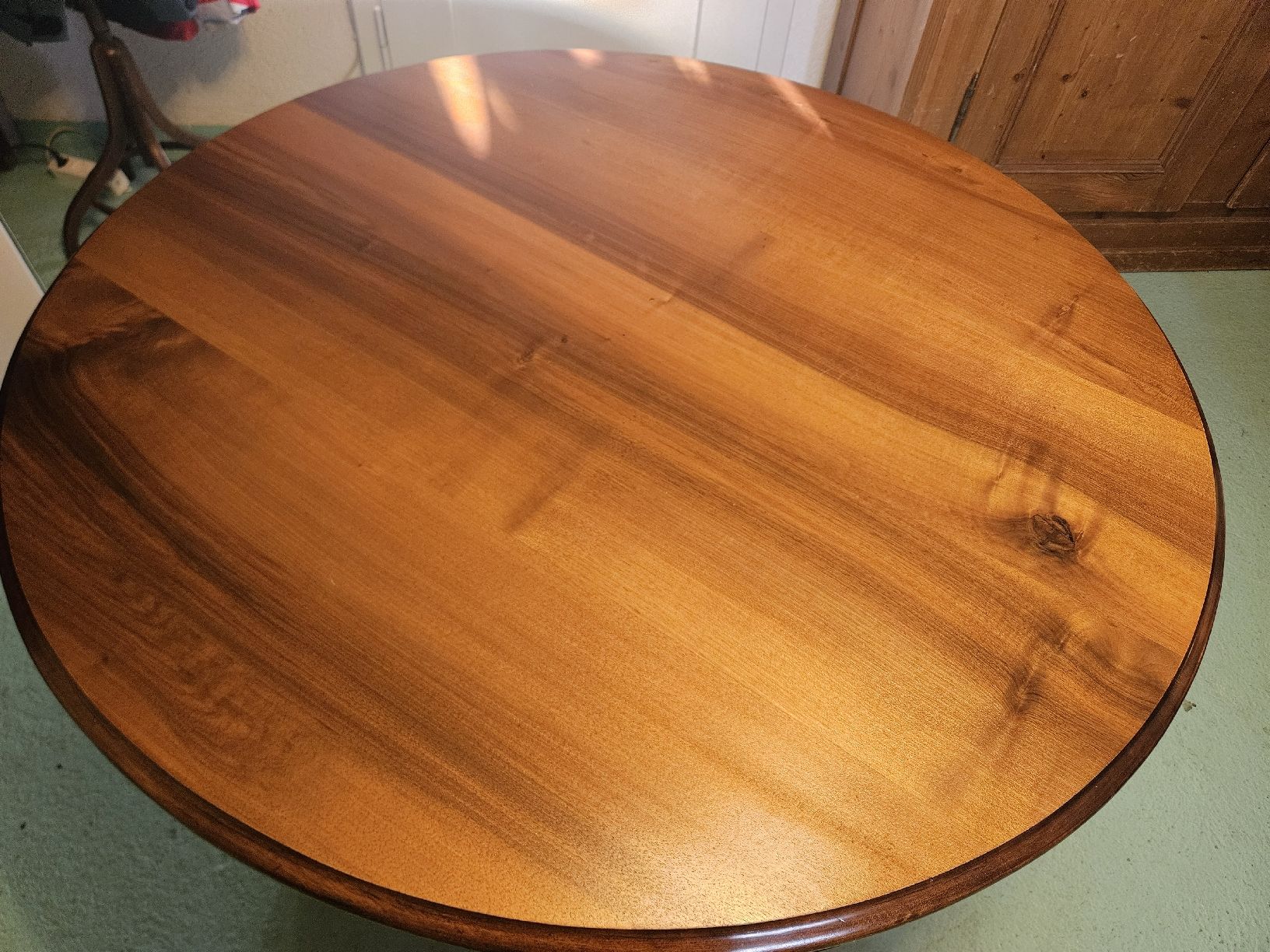 Holzartikel: Nussbaumtisch – Gebraucht aus Glarus von chris8750