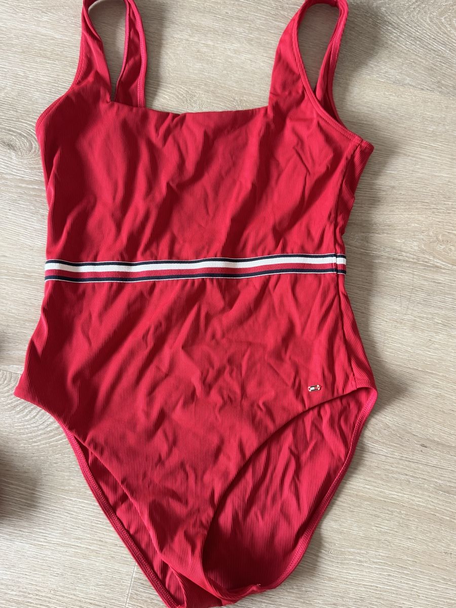 Tommy Hilfiger Maillots de bain & Bikinis: Badeanzug rot S Tommy Hilfiger – D'occasion à Basel par kat_nxf7