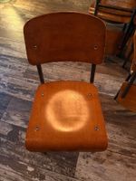 26 Chaises d'école vintage en bois brun, solide et stable!