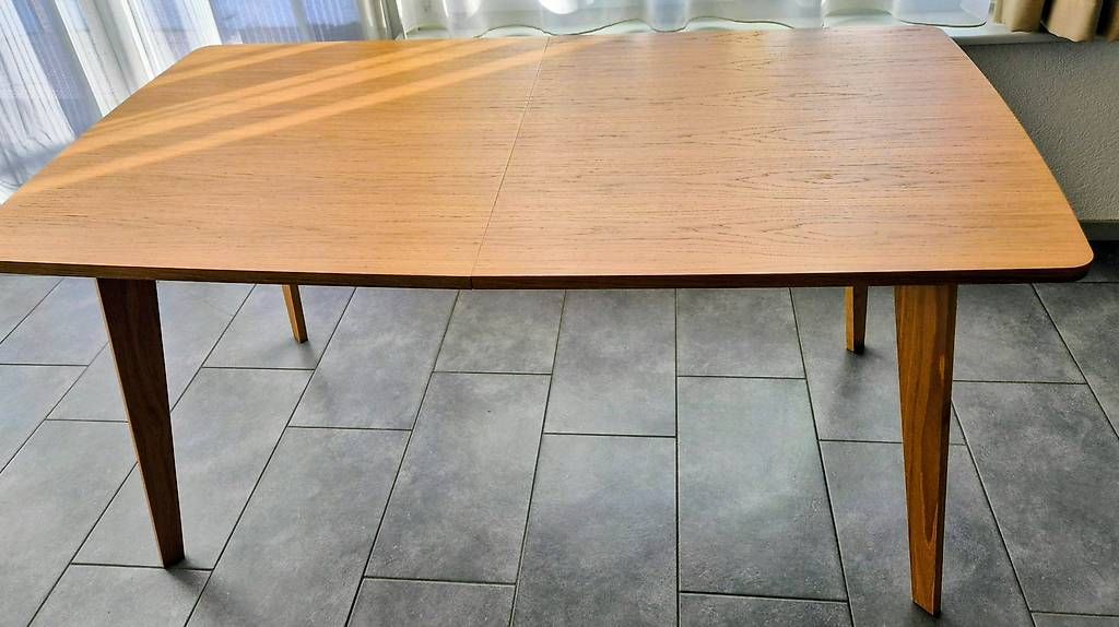 Tavoli: Table à manger en bois, rallonge intégrée, prix à discuter – Usato da La Chaux-de-Fonds venduto da danydeneuch 1