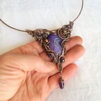 Wunderschöne Halsband mit lila Achat Edelstein, neu!