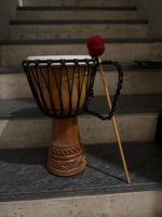 Afrikanische Trommel Djembe mit Klöppel, Top Zustand!