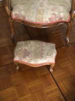Alter Sessel mit Fussschemel