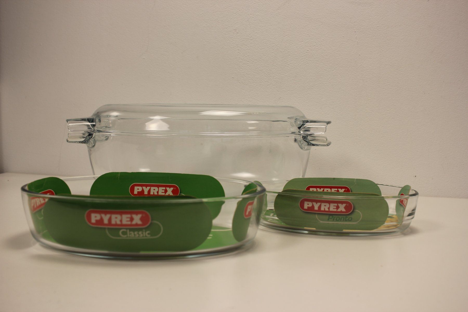 Pyrex Teglie da forno: Pyrex Classic  2 Auflaufformen oval und  1 Kochtopf – Nuovo (secondo la descrizione) da Kägiswil venduto da pebart 1