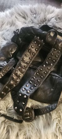 Schwarzer Rrucksack mit Nieten - Rockiger Style!
