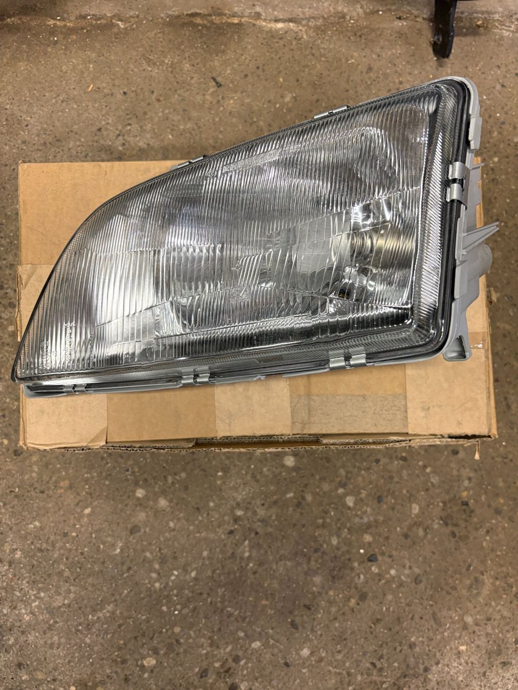 Opel Fari: Opel Omega A Scheinwerfer NEU – Nuovo (secondo la descrizione) da Gossau SG venduto da Sekki0407