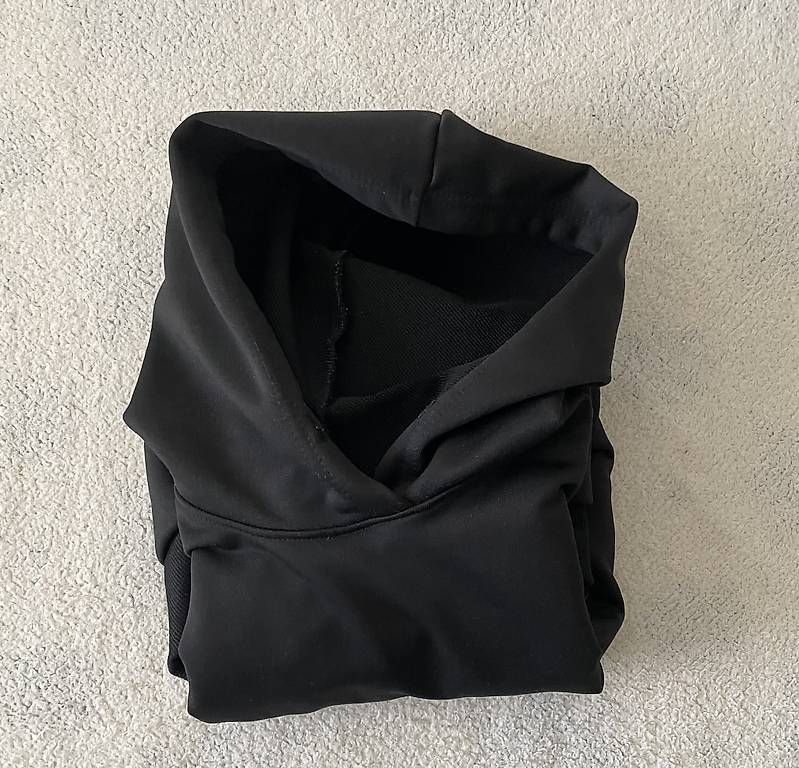 Maglioni & Felpe: Schwarzer Hoodie mit leichtem Stoff – Usato da Luzern venduto da Andrej35 2