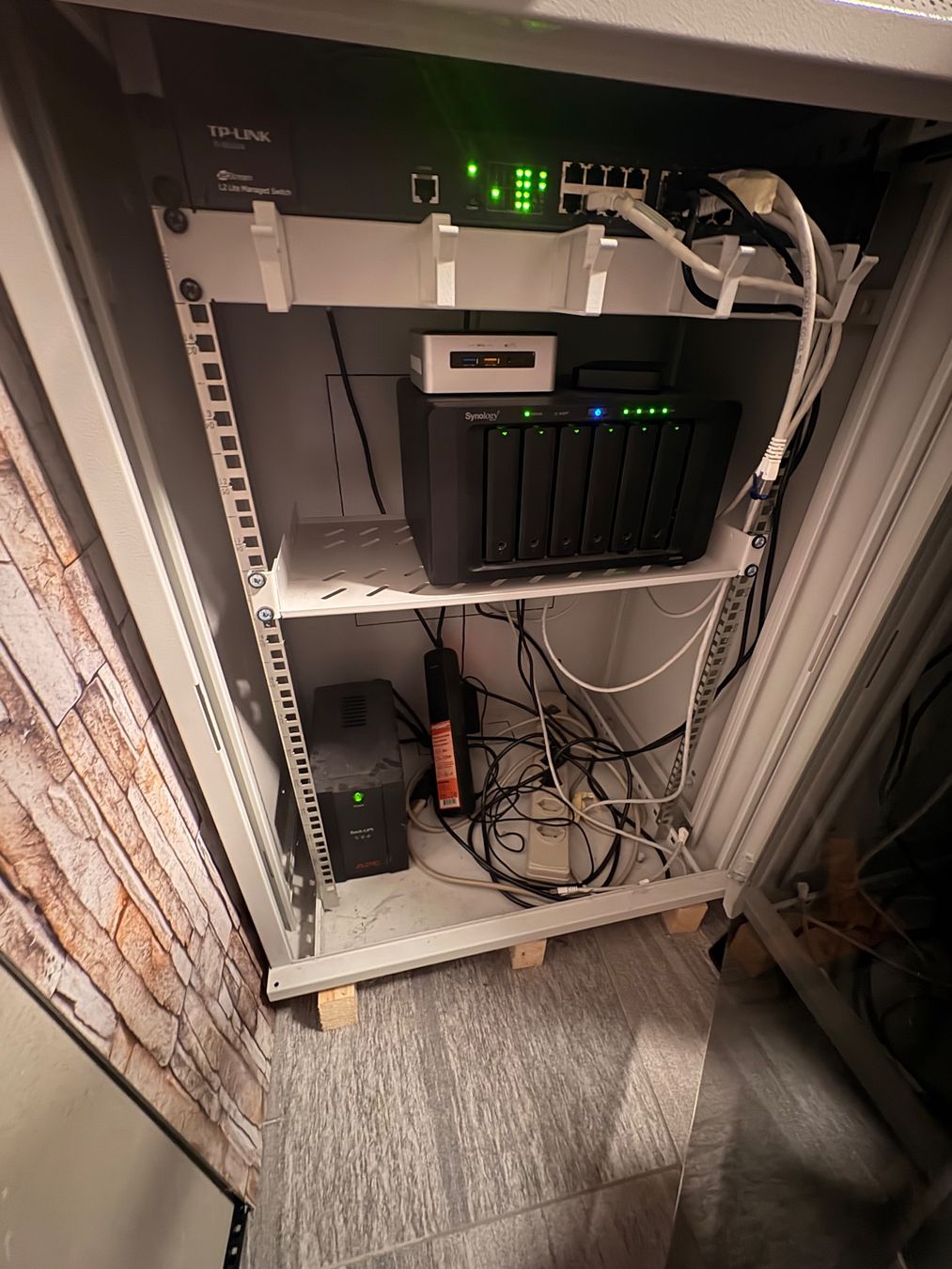 19 Zoll Server Rack (halb hoch) (Gebraucht) in Braunau für CHF 50 – nur ...