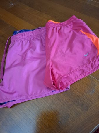 2 Pantaloncini sportivi Nike rosa e viola taglia S usati