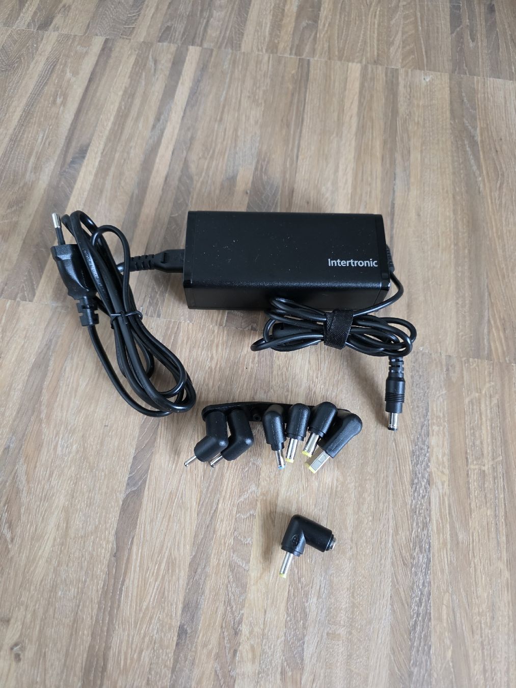 Caricabatterie: Intertronic Notebook Ladegerät 90W Universal mit 7 Adapterst – Usato da Zürich venduto da wur_z22w