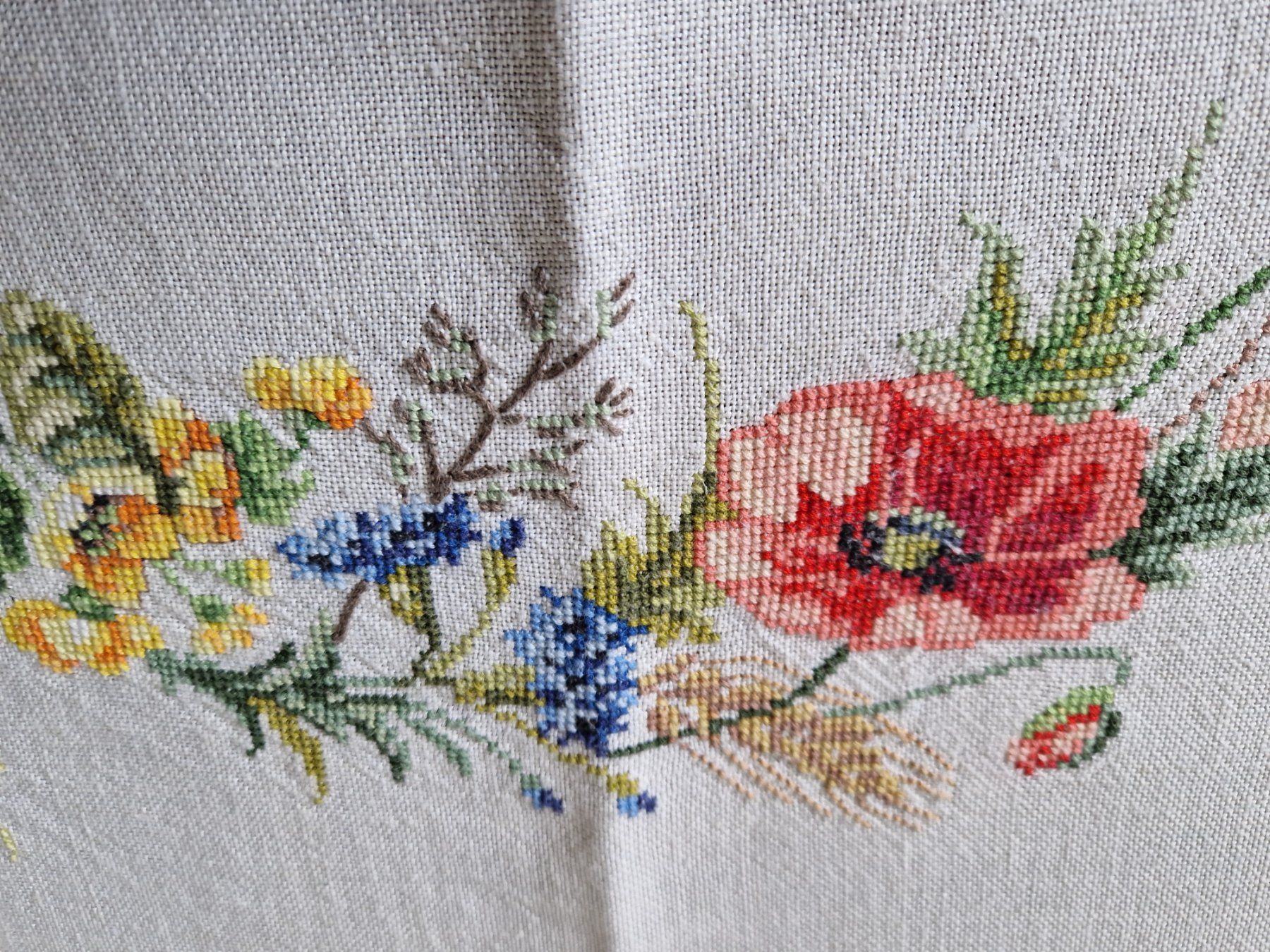Altra biancheria da tavola: Handbestickte Tischdecke mit Mohnblumen 135x135cm. – Usato da Bern venduto da Antikbatik 6