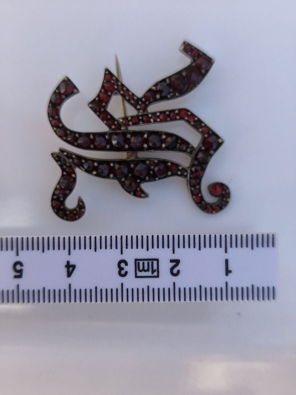 Spille & Fermagli: Antike Brosche "K"-Monogramm mit Granatsteinen – Usato da St. Gallen venduto da GIULESGG 5