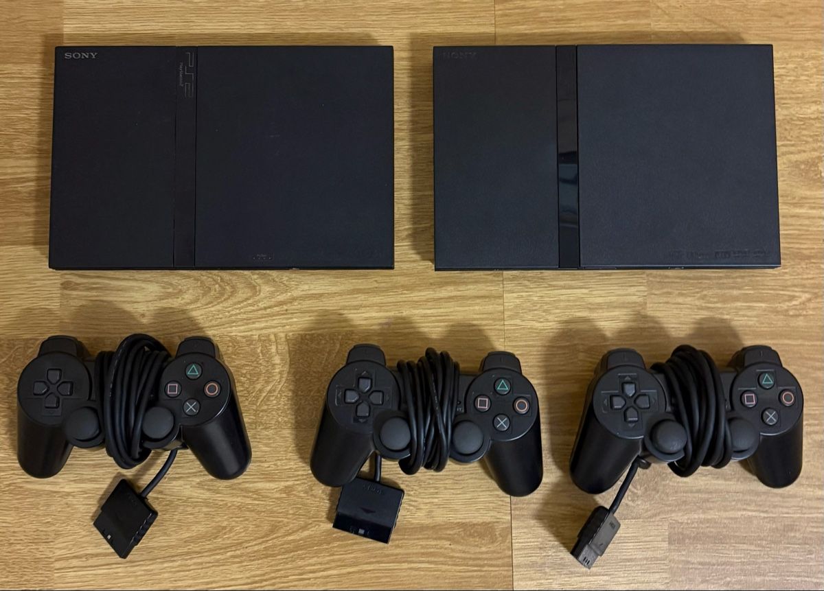 Sony Console: 2 mal PS2 und 3 Controller AB 1 FRANKEN!! – Usato da Mettmenstetten venduto da ale.milan.21
