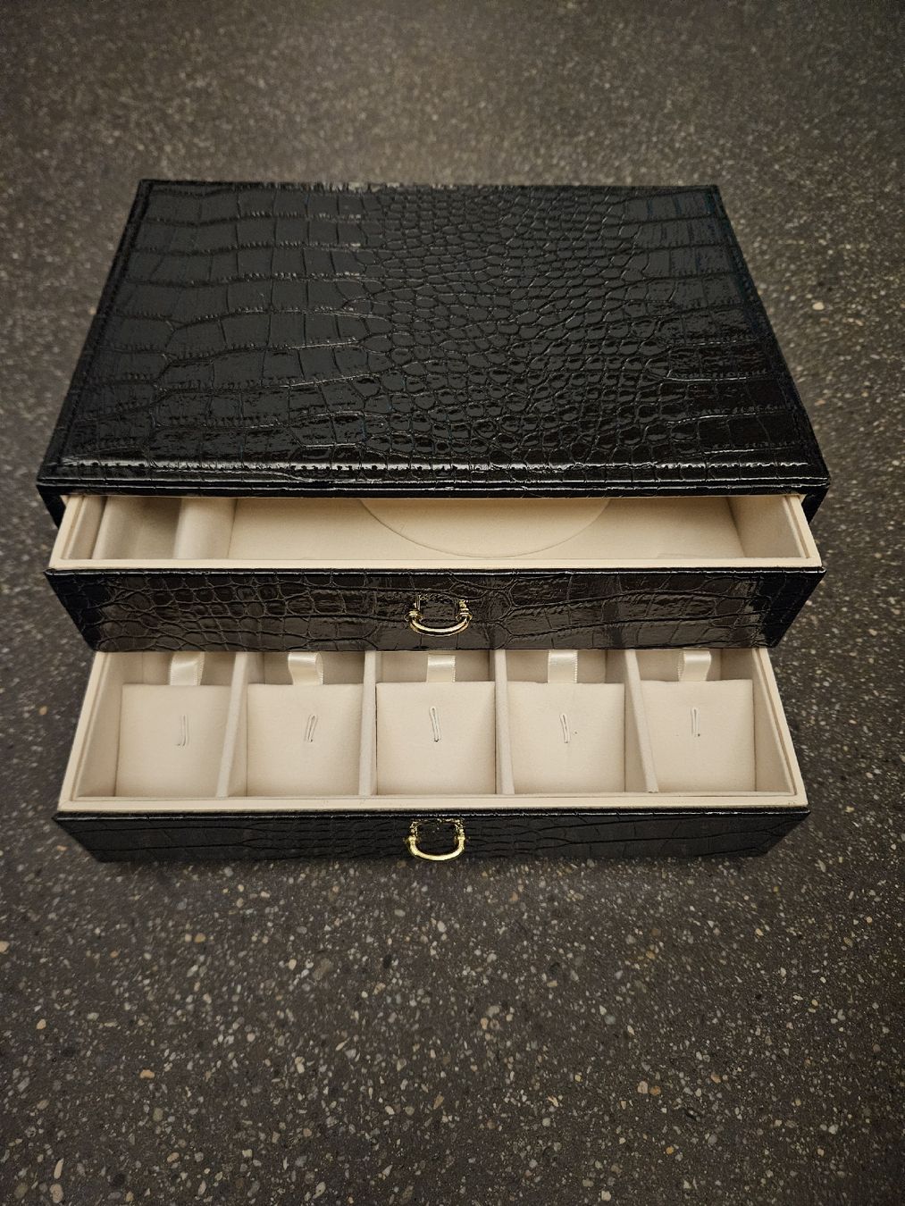 Sistemi di archiviazione: Schwarze Schmuckbox mit 2 Schubladen, Kunstleder  – Nuovo (secondo la descrizione) da Ormalingen venduto da nomolnoi