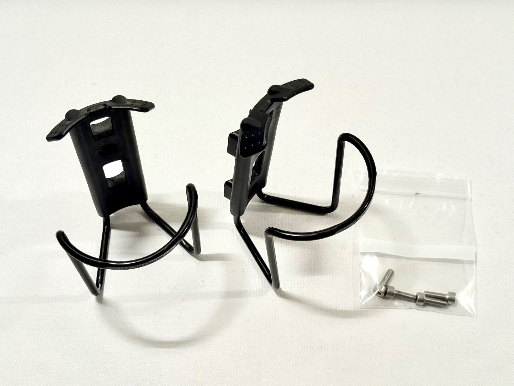 Pezzi di ricambio: Specialites Bottle Cage Flaschenhalter SET mit Schrauben – Usato da Luzern venduto da bikeandbeltcom
