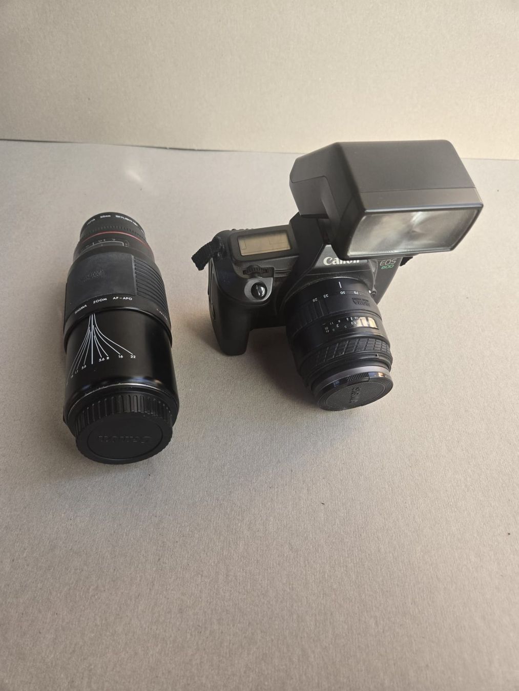 Canon Fotocamera: Canon EOS 600 analog mit Sigma Zoom Objektiv und Blitzgerät – Usato da Hunzenschwil venduto da Hardrock6 5