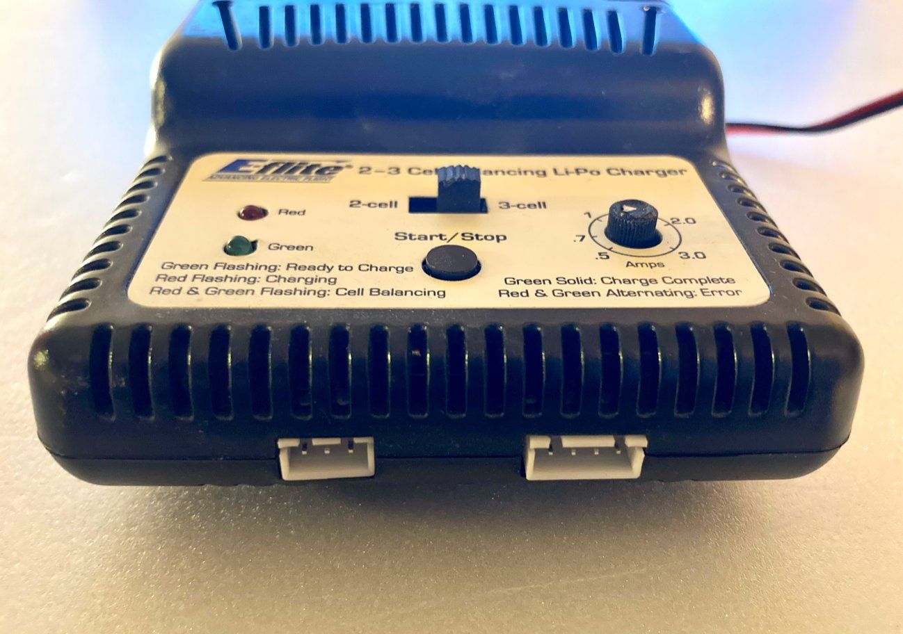 E-Flite Batterie, Caricabatterie & Alimentatori: Chargeur 2-3S LiPo Equilibreur 0.5-3A Eflite - EFLC3010 – Usato da Lausanne venduto da Techobby 2