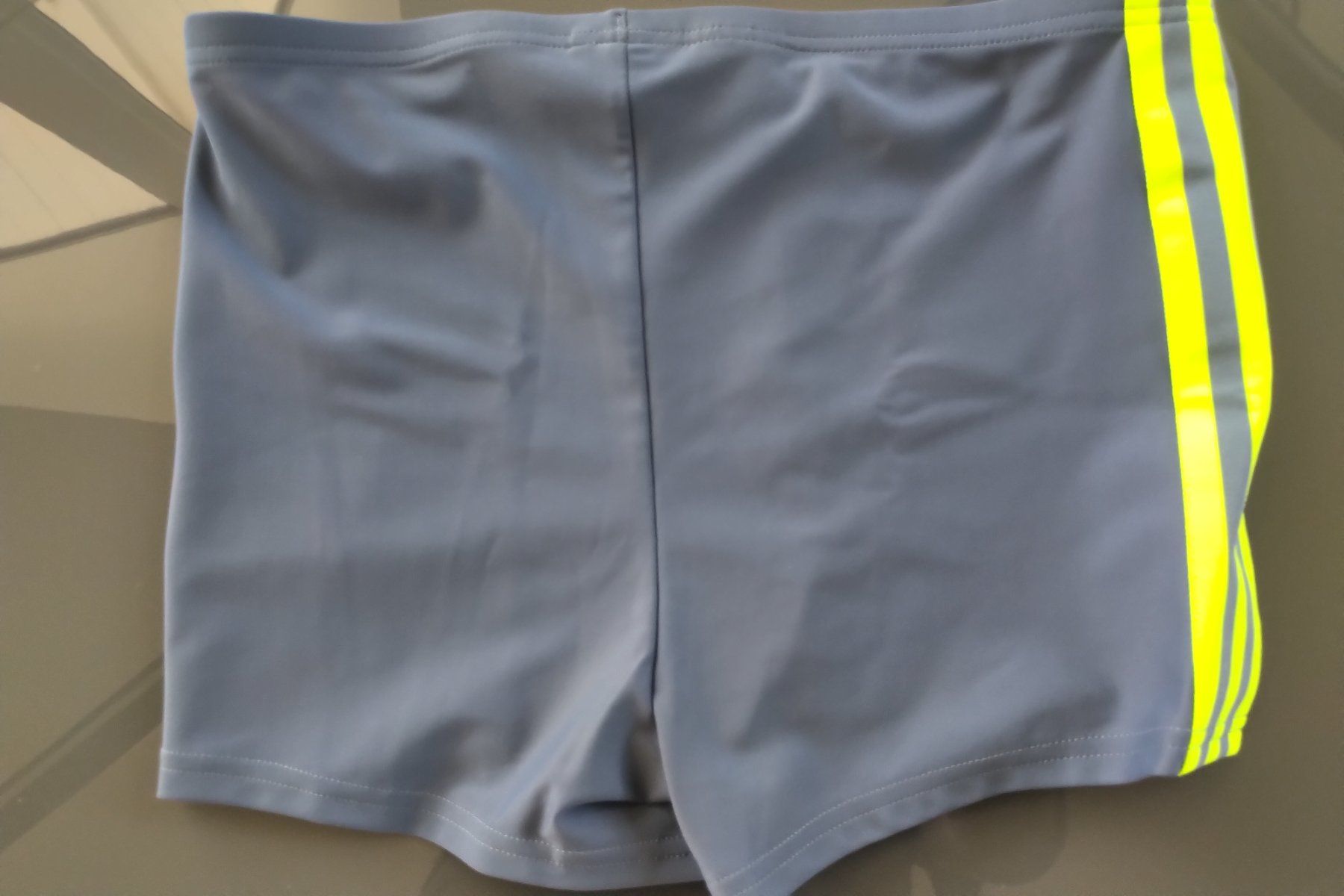 Pantalons: Badehosen Adidas + Flipflops Quicksilver – D'occasion à Meilen par FAVALLID 2