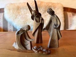 Kleine geschnitzte Krippenfiguren aus Holz, fein gearbeitet