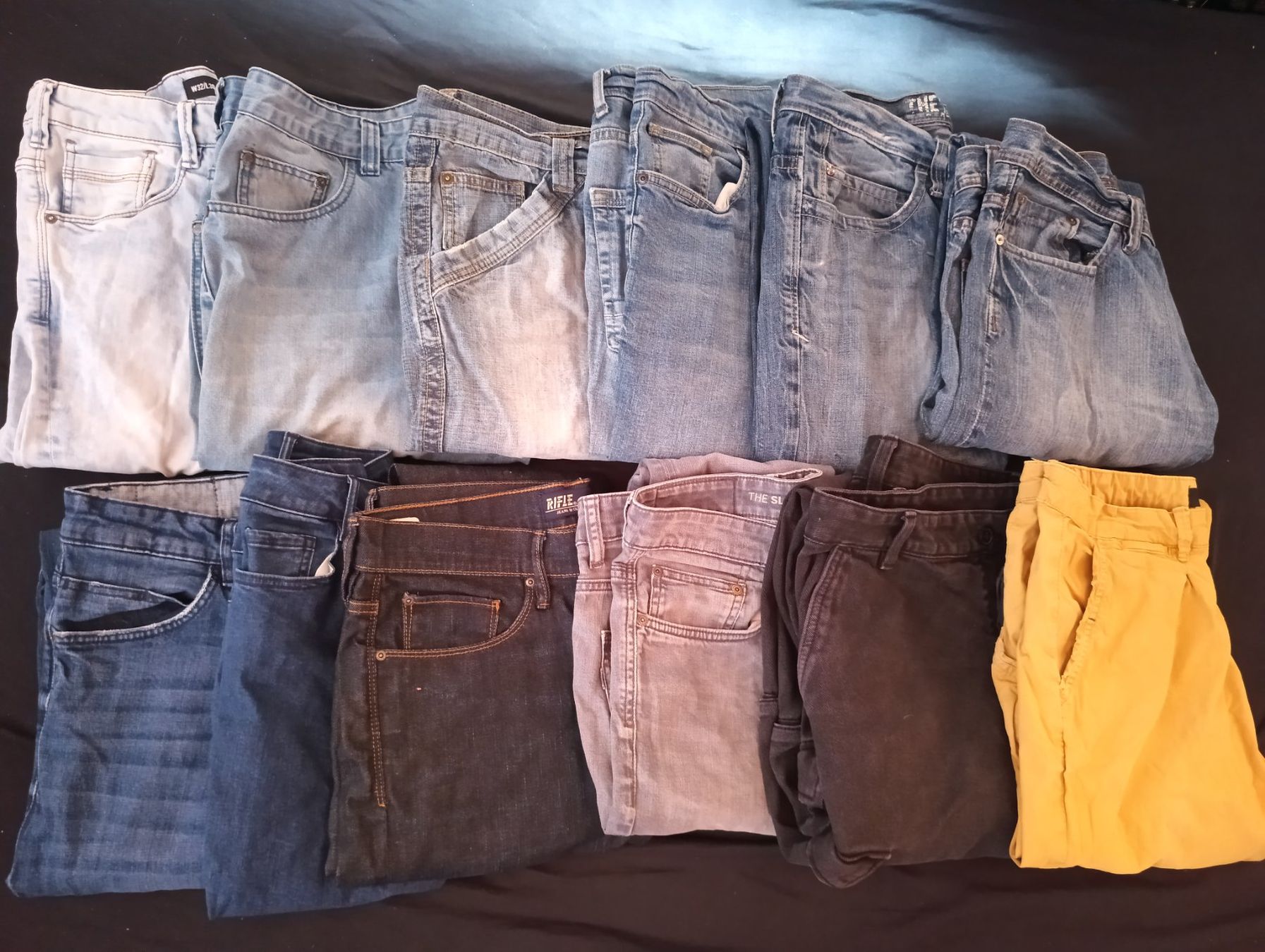 Kleiderpakete: Lot de 12 jeans et 6 pantalons secondhand – Gebraucht aus St imier von Rieju23