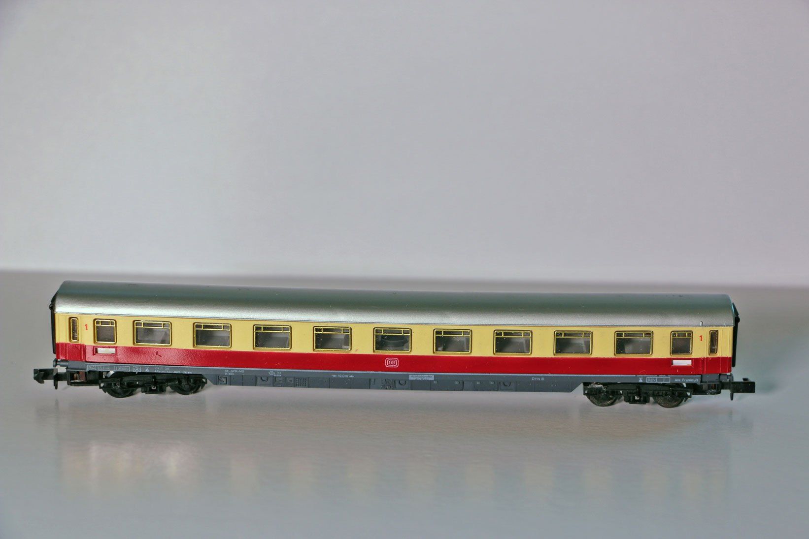 Arnold Modellini di ferrovie: DB Personenabteilwagen 1. Klasse, rot-beige – Usato da Aesch BL venduto da diopter
