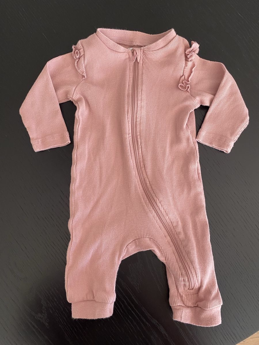 Strampler: Strampler Gr. 62 Sinsay Baby rosa – Gebraucht aus Langenthal von vik_v5ml