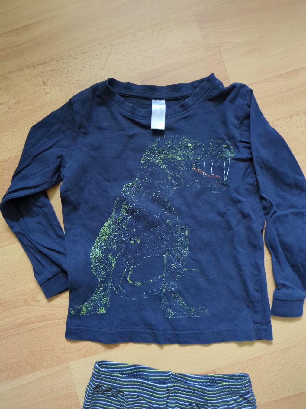 Pigiama & Simili: Kinder Pyjama Langarm Dino Grösse 98/104 – Usato da Adlikon b. Andelfingen venduto da IlonaSp 1