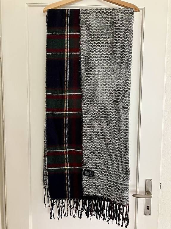 Foulards, Tücher & Schals: Schal mit 2 Motiven – Gebraucht aus Zürich von pas_y6lb