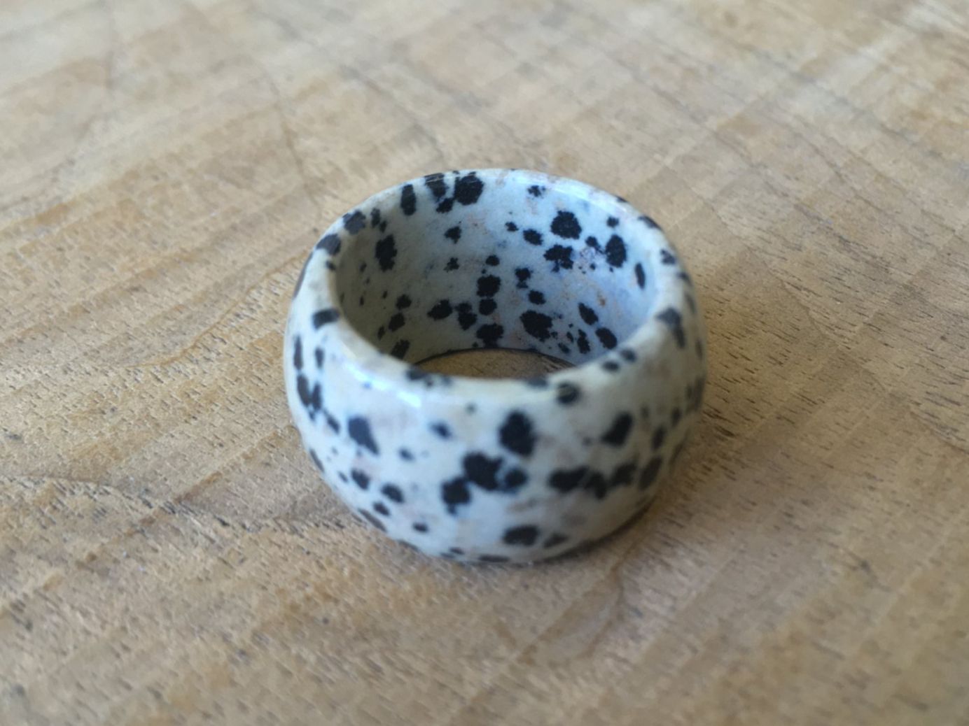Anelli: DALMATINERJASPIS  FINGERRING  BREITE 14,3mm  GRÖSSE 59 – Nuovo e nell'imballaggio originale da Aesch ZH venduto da LiquidAktion