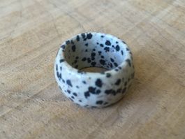 DALMATINERJASPIS  FINGERRING  BREITE 14,3mm  GRÖSSE 59