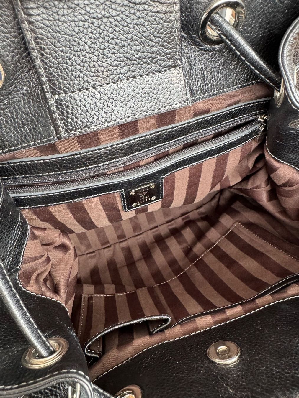 Mcm Borse da donna: MCM Beuteltasche Schwarz mit Schulterriemen – Usato da Cham venduto da Maya.B. 6