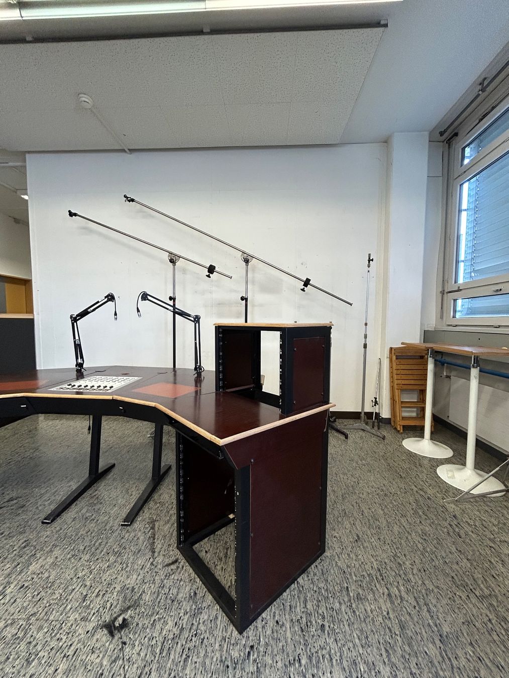 Set de table et chaises: Studiomöbel mit passenden 2 x Mikrofon Scherenarm Halterung – D'occasion à Zürich par LuZ_8005 4