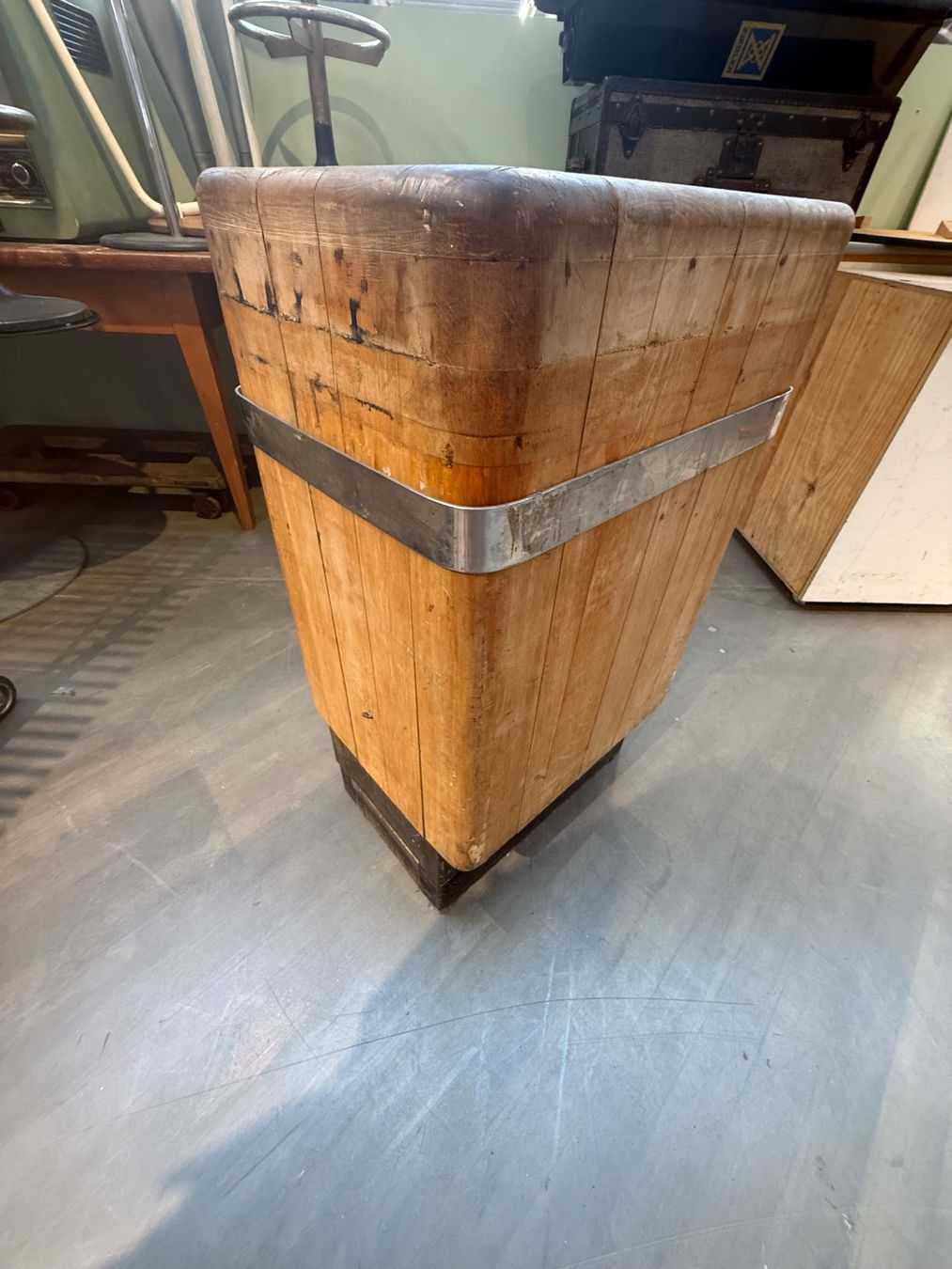 Cucine complete: Antiker Metzger-Hackblock – Massiver Fleischerblock – Usato da Fulenbach venduto da Annie.s_Mid_Century 1