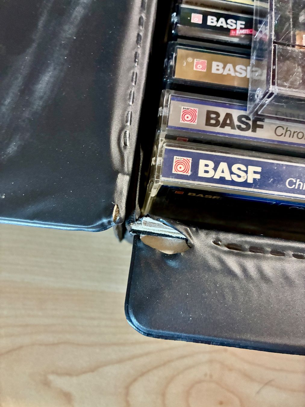 Musicassette: 30 Audio Kassetten BASF in Koffer, Gebraucht – Usato da Buchberg venduto da ICM-Tapefan-1961-MCS 2