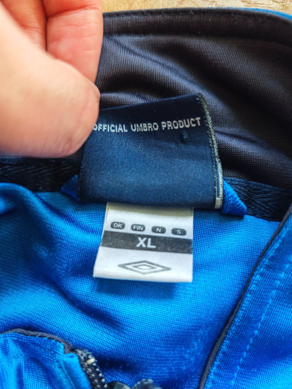 Umbro Giacche: Vintage Umbro Trainingsjacke track jacket Y2K – Usato da Liebefeld venduto da manyawoods 4