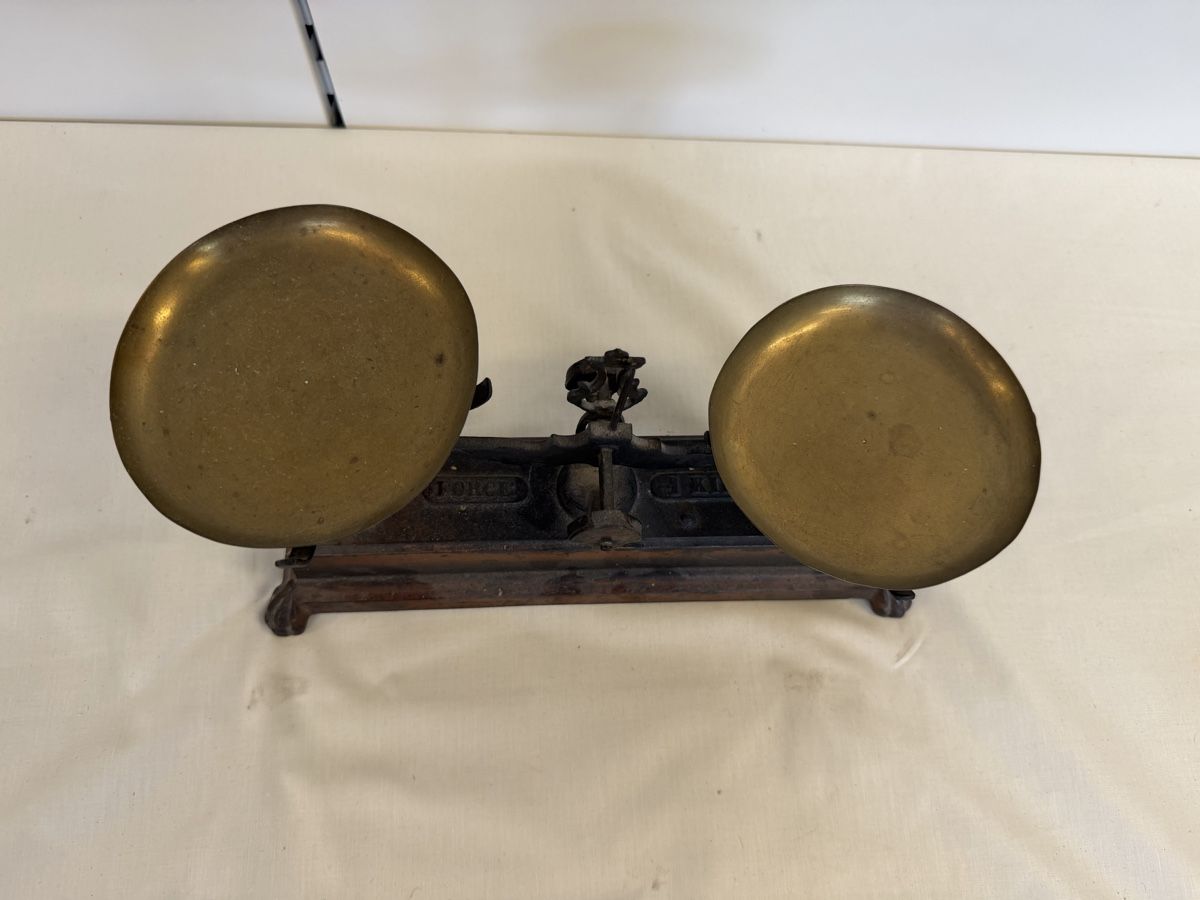 Bilance e pesi: Balance ancienne en laiton et fer  – Usato da montreux venduto da Always-Good 1